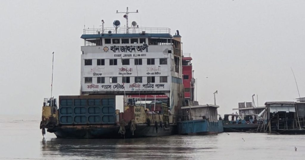 অব্যবস্থাপনা ও দুর্বল ফেরির কারণে ফেরি চলাচল বন্ধ, দুর্ভোগে দু’পাড়ের মানুষ