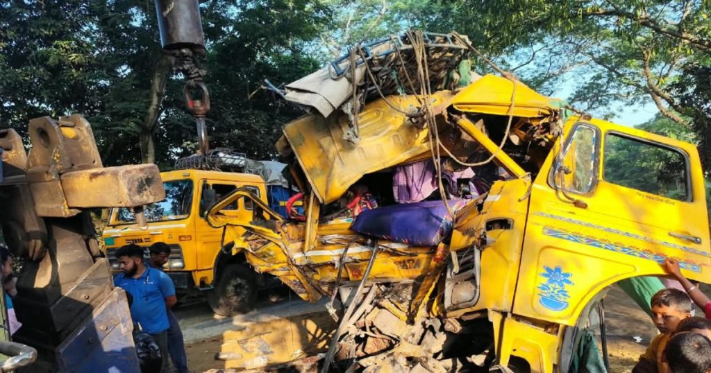 ওভারটেকিং করতে গিয়ে মুখোমুখি সংঘর্ষ, বাসের ভেতরের ভয়াবহ অভিজ্ঞতা জানালেন যাত্রী