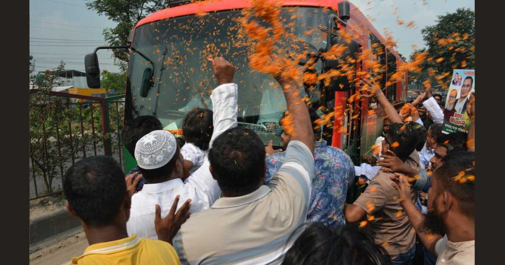 ঢাকা-চট্টগ্রাম মহাসড়কে প্রধানমন্ত্রীর গাড়ি ঘিরে পুষ্পবৃষ্টি