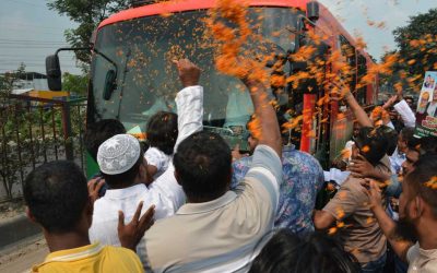 ঢাকা-চট্টগ্রাম মহাসড়কে প্রধানমন্ত্রীর গাড়ি ঘিরে পুষ্পবৃষ্টি