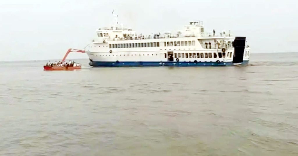 প্রথম ট্রিপেই কাদায় আটকে গেল সন্দ্বীপ নৌরুটের সী-ট্রাক