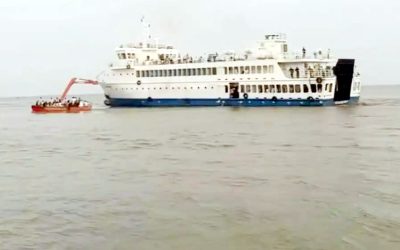 প্রথম ট্রিপেই কাদায় আটকে গেল সন্দ্বীপ নৌরুটের সী-ট্রাক