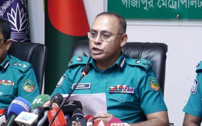 এসআই প্রবীর প্রিজনভ্যানের তালা খুলে ‘পিচ্চি রাজা’কে প্রাইভেটকারে তুলে দেন, পরে নাটক সাজান