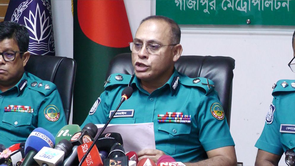 এসআই প্রবীর প্রিজনভ্যানের তালা খুলে ‘পিচ্চি রাজা’কে প্রাইভেটকারে তুলে দেন, পরে নাটক সাজান