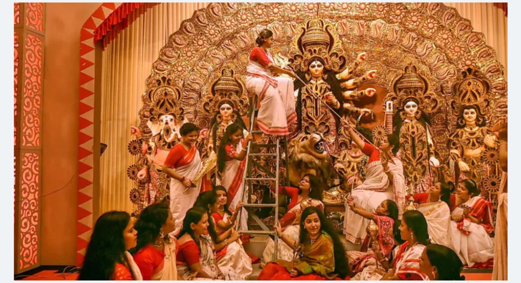 শারদীয় দুর্গোৎসবের বিজয়া দশমী আজ, মণ্ডপে মণ্ডপে বাজছে বিষাদের সুর