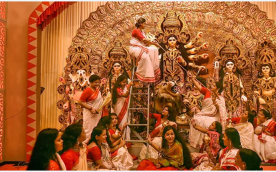 শারদীয় দুর্গোৎসবের বিজয়া দশমী আজ, মণ্ডপে মণ্ডপে বাজছে বিষাদের সুর