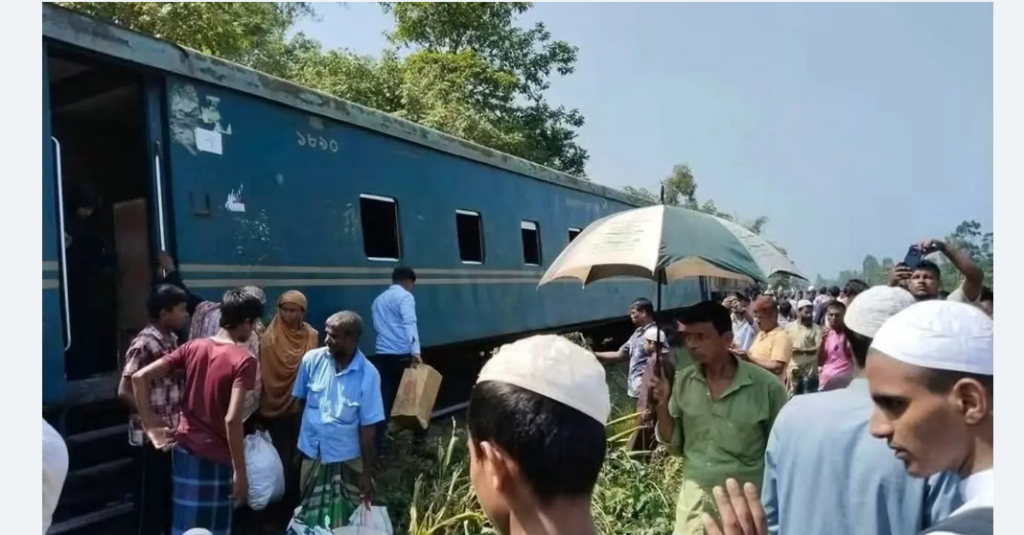 কর্ণফুলী কমিউটার ট্রেনের ৩ বগি লাইনচ্যুত, ট্রেন চলাচল বন্ধ