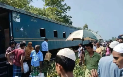কর্ণফুলী কমিউটার ট্রেনের ৩ বগি লাইনচ্যুত, ট্রেন চলাচল বন্ধ