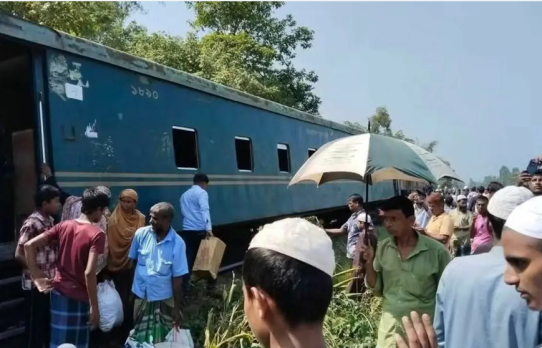 কর্ণফুলী কমিউটার ট্রেনের ৩ বগি লাইনচ্যুত, ট্রেন চলাচল বন্ধ