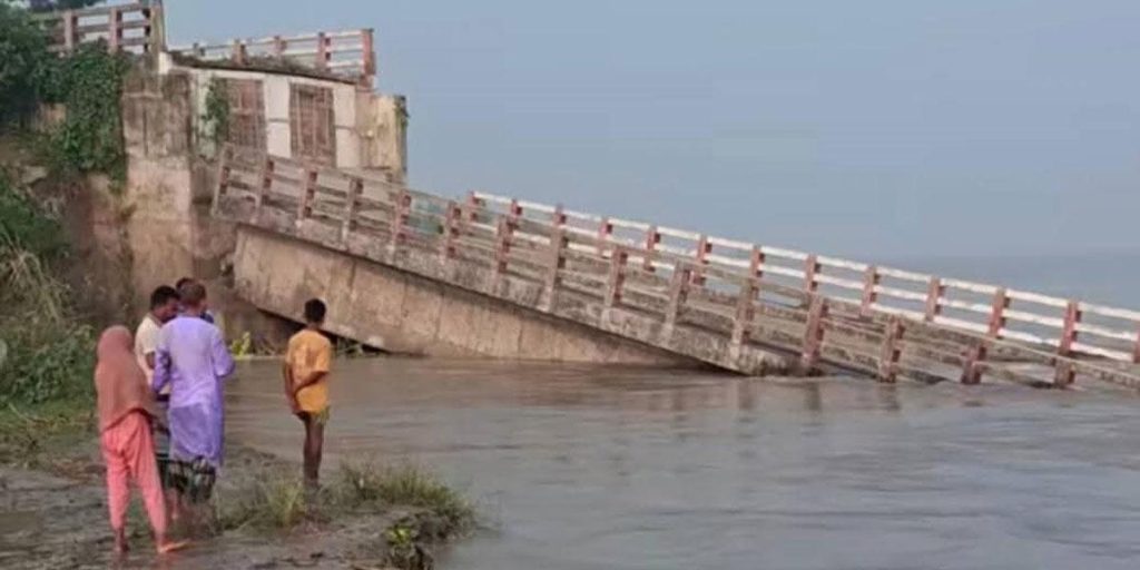 পদ্মায় ভাঙন, ধসে পড়লো ৮ কোটি টাকার সেতু