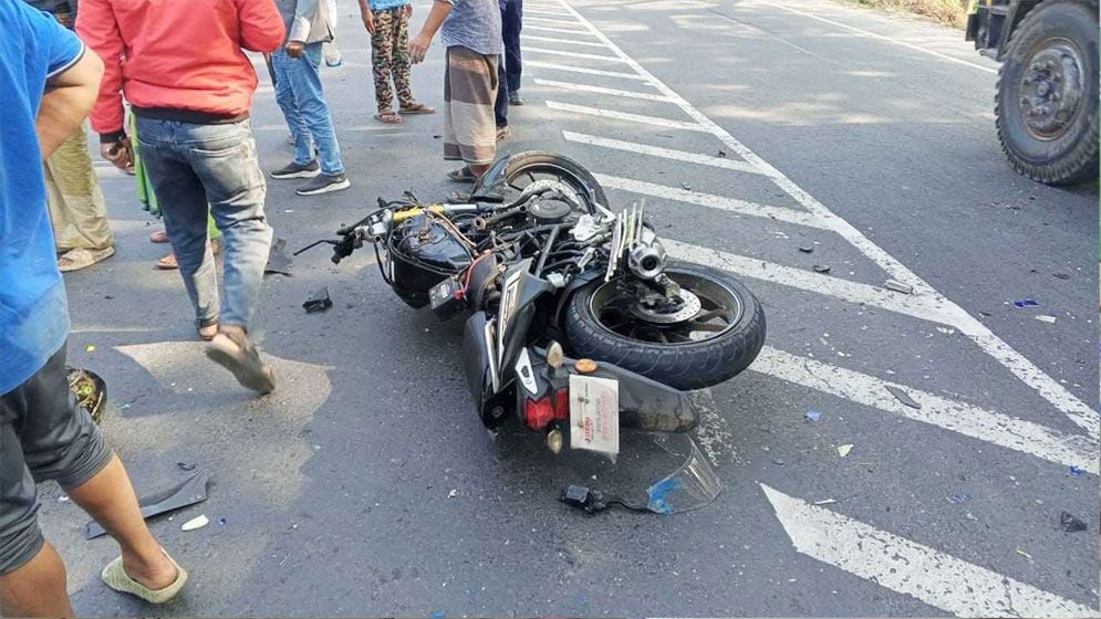 নরসিংদী মোটরসাইকেল ট্রাকের ধাক্কায় দুই বন্ধুর মৃত্যু
