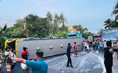 দ্রুতগতিতে চলছিল পর্যটকবাহী বাস, নিয়ন্ত্রণ হারিয়ে উল্টে গেল সড়কে