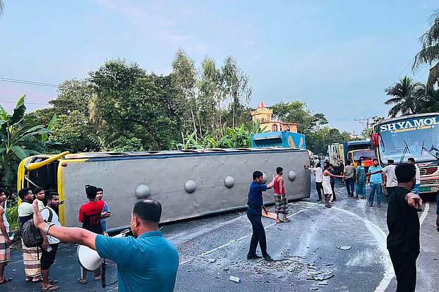 দ্রুতগতিতে চলছিল পর্যটকবাহী বাস, নিয়ন্ত্রণ হারিয়ে উল্টে গেল সড়কে