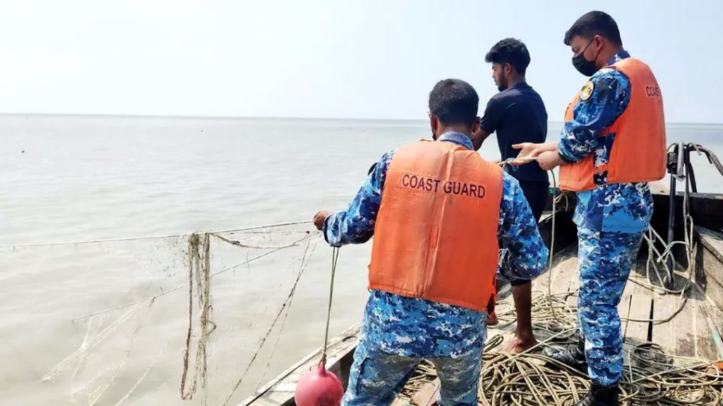 নিষেধাজ্ঞা অমান্য করে ইলিশ ধরায় ১১ জেলে আটক