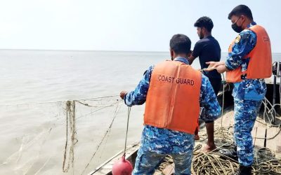 নিষেধাজ্ঞা অমান্য করে ইলিশ ধরায় ১১ জেলে আটক