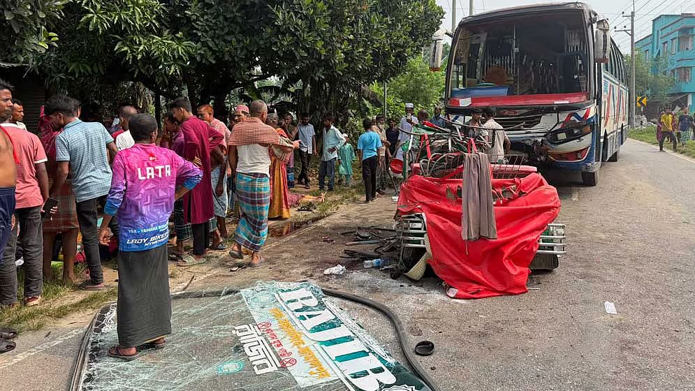 ময়মনসিংহে সড়ক দুর্ঘটনায় নিহত ৭, এলাকায় শোকের মাতম