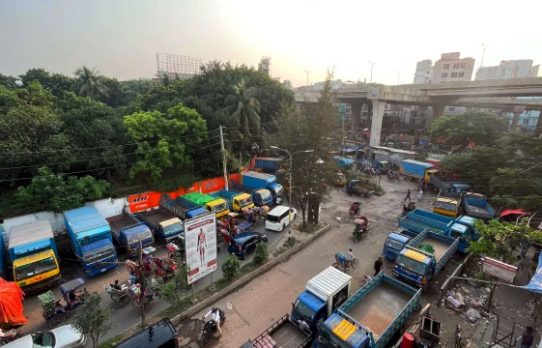 তেজগাঁওয়ের ট্রাকস্ট্যান্ড গিলে খাচ্ছে রাস্তা