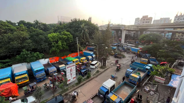 তেজগাঁওয়ের ট্রাকস্ট্যান্ড গিলে খাচ্ছে রাস্তা
