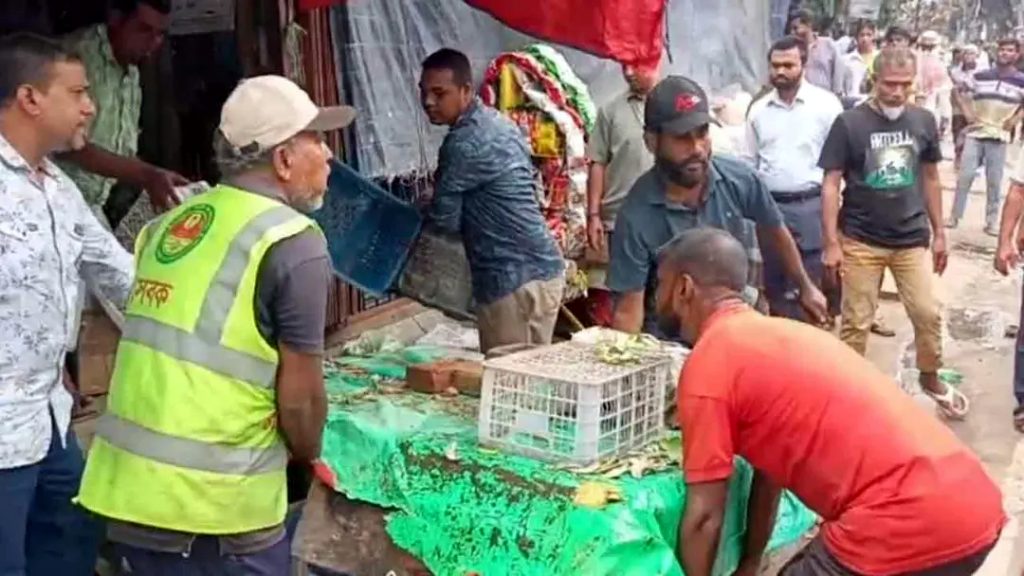 গোলপাহাড় মোড় থেকে জিইসি ফুটপাত দখলমুক্ত করতে চসিকের অভিযান