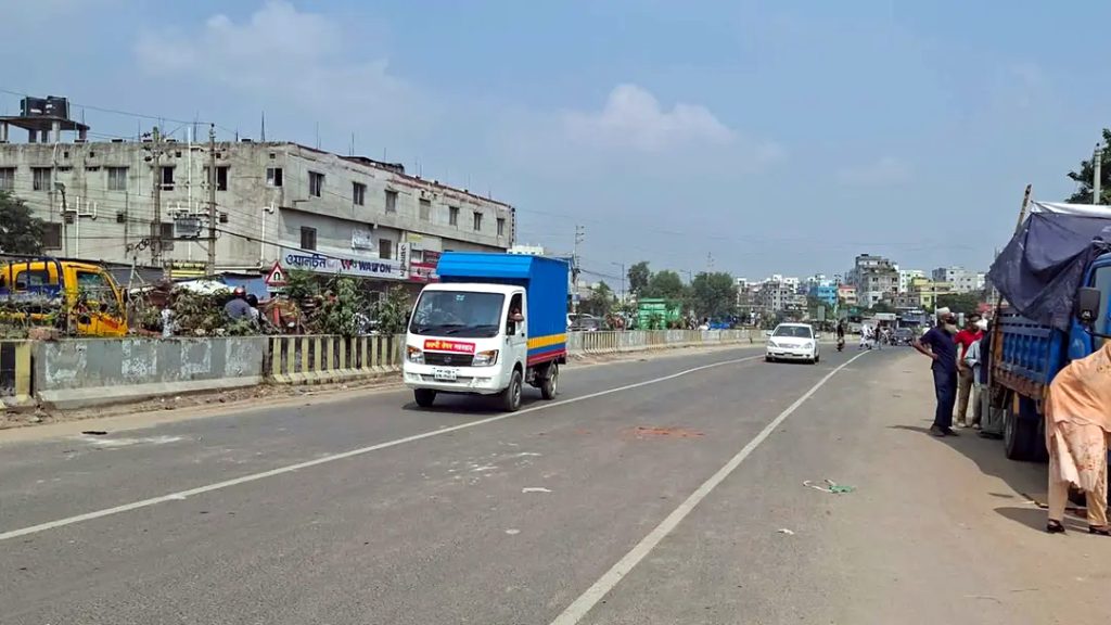 দেড় ঘণ্টা পর মোহাম্মদপুরে সড়ক অবরোধ প্রত্যাহার,যান চলাচল শুরু