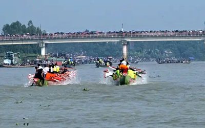 ঐতিহ্যবাহী নৌকাবাইচ দেখতে কালীগঙ্গায় দর্শনার্থীদের ঢল