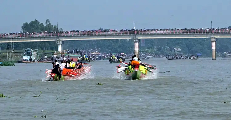 ঐতিহ্যবাহী নৌকাবাইচ দেখতে কালীগঙ্গায় দর্শনার্থীদের ঢল