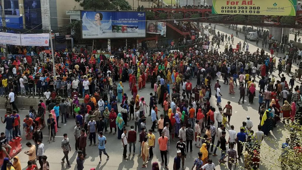 মিরপুরে সড়ক অবরোধ করেছেন পোশাক শ্রমিকরা, যান চলাচল ব্যাহত