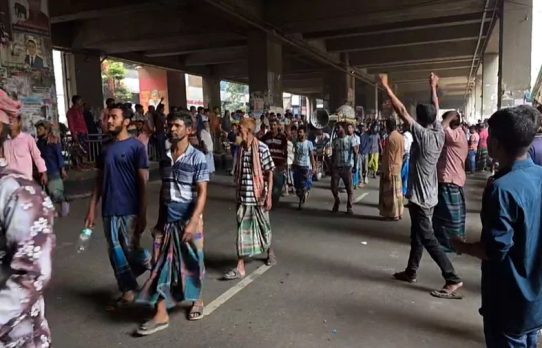 জাতীয় প্রেসক্লাবের সামনে অটোচালকদের সড়ক অবরোধ