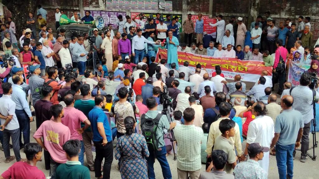বিদেশি অপারেটরের কাছে চট্টগ্রাম বন্দরের টার্মিনাল ইজারা চুক্তির প্রতিবাদে অবস্থান কর্মসূচি