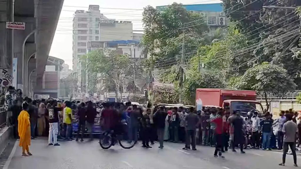 দুই ঘণ্টা পর মিরপুর-১০ সড়কে যান চলাচল স্বাভাবিক