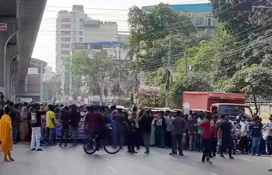 দুই ঘণ্টা পর মিরপুর-১০ সড়কে যান চলাচল স্বাভাবিক