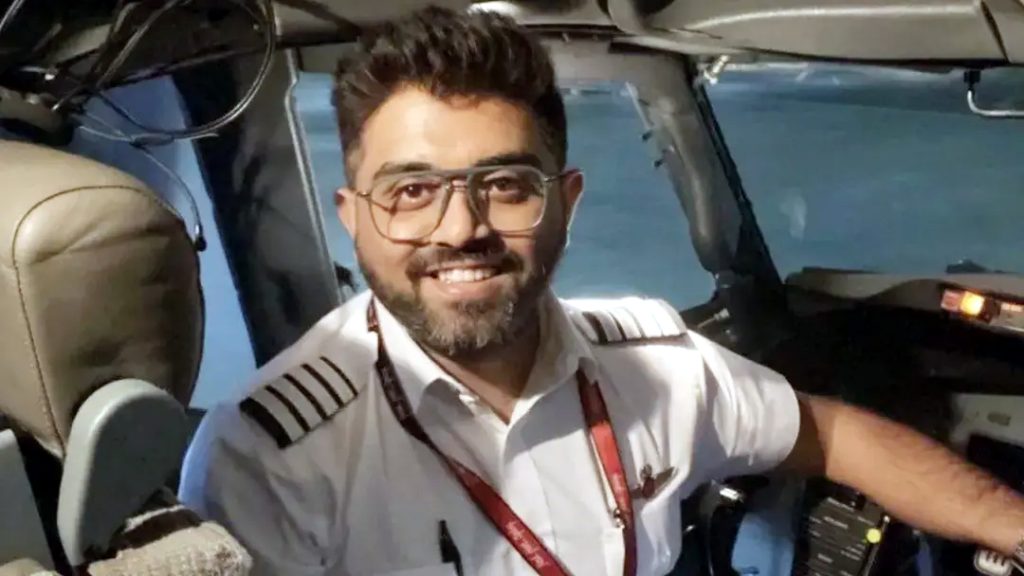 ওই বিমানের ক্যাপ্টেনকে কুড়াল দিয়ে আঘাত করেন কো-পাইলট