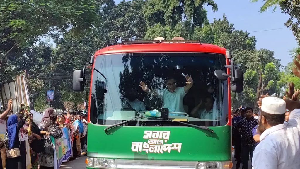 সৈয়দপুরে রাস্তায় দাঁড়িয়ে বিএনপি নেতাকর্মীদের ফুলেল শুভেচ্ছা