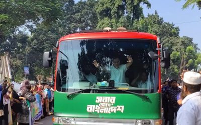 সৈয়দপুরে রাস্তায় দাঁড়িয়ে বিএনপি নেতাকর্মীদের ফুলেল শুভেচ্ছা