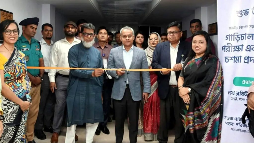 জাতীয় নিরাপদ সড়ক দিবস: ৩০০ চালকের দৃষ্টিশক্তি পরীক্ষা, বিনামূল্যে চশমা বিতরণ