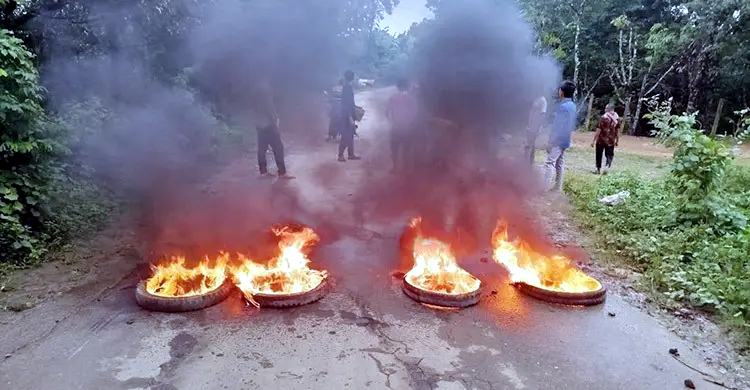 সাজেক সড়কে অনির্দিষ্টকালের অবরোধ, ভোগান্তিতে পর্যটকরা