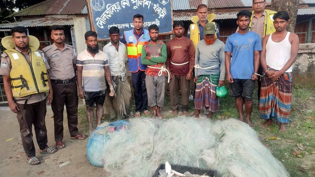 মা ইলিশ রক্ষায় অভিযান, রাজবাড়ীতে কারেন্ট জালসহ আটক ৭