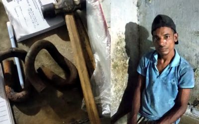 রাতের আঁধারে চট্টগ্রাম-কক্সবাজার রেললাইনের ক্লিপ চুরির সময় যুবক আটক