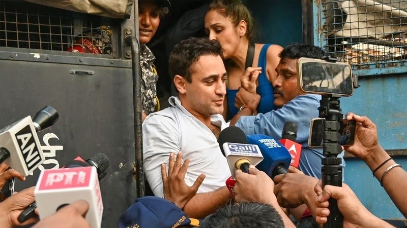ভারত ছাড়ার নির্দেশ ইমরান খানকে