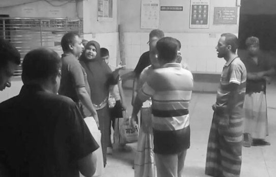 চাঁপাইনবাবগঞ্জে গরুবোঝাই ভটভটি উল্টে বাবা-ছেলেসহ নিহত ৩