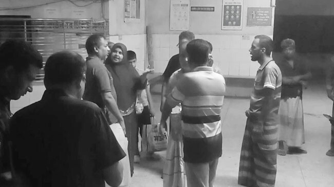 চাঁপাইনবাবগঞ্জে গরুবোঝাই ভটভটি উল্টে বাবা-ছেলেসহ নিহত ৩