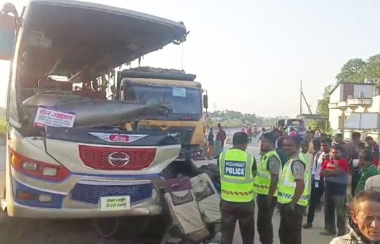 রংপুরে দাঁড়িয়ে থাকা ডাম্প ট্রাকে বাসের ধাক্কায় নিহত ৩