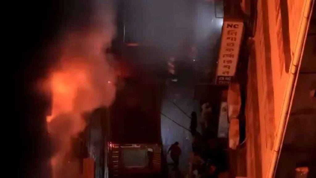 ৪ ঘণ্টা পর চকবাজারের আগুন নিয়ন্ত্রণে