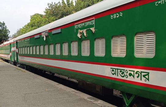 ভারত থেকে এলো ১৮টি ব্রডগেজ রেলকোচ