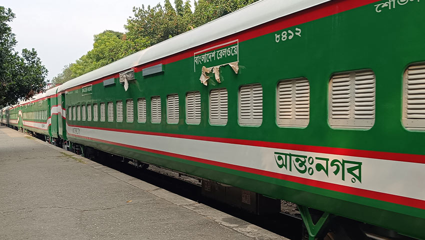 ভারত থেকে এলো ১৮টি ব্রডগেজ রেলকোচ